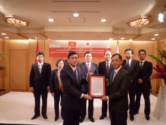 Chủ tịch UBCKNN trao Giấy phép thành lập Công ty Quản lý Quỹ Dai-ichi Life Việt Nam tại Tokyo, Nhật Bản