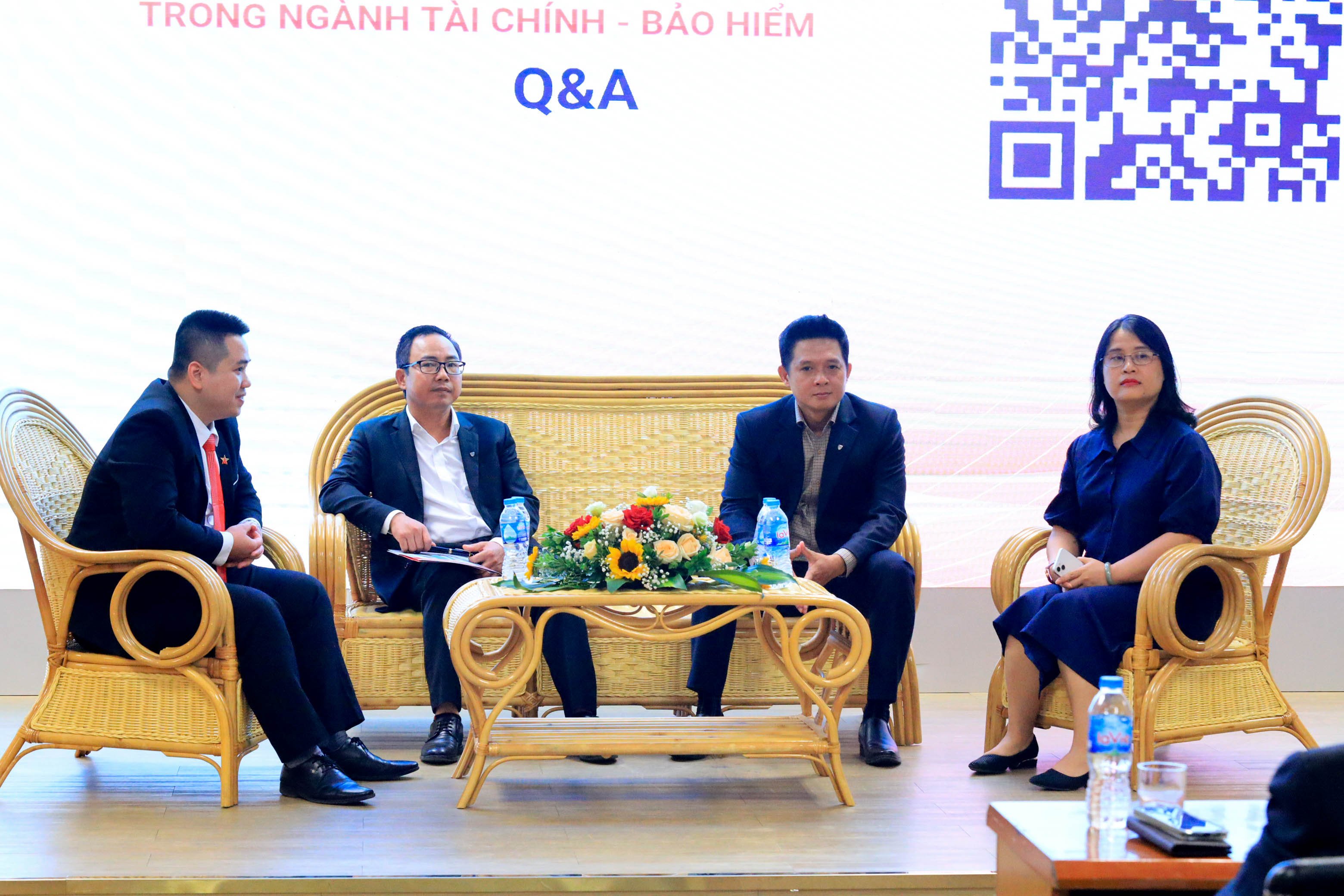 Đại diện DFVN giao lưu cùng sinh viên NEU tại Hà Nội